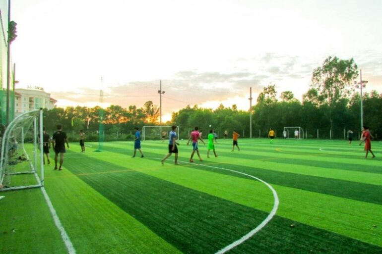 chi-phi-lam-san-co-nhan-tao-1