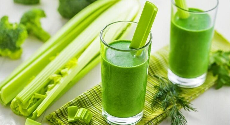 những ai không nên uống cần tây